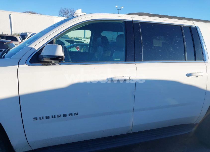 Photo 13 of 2018 Chevrolet Suburban LT (VIN 1GNSCHKCXJR109429)