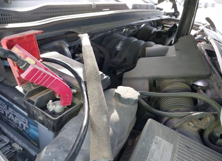 Photo 10 of 2018 Chevrolet Suburban LT (VIN 1GNSCHKCXJR252610)