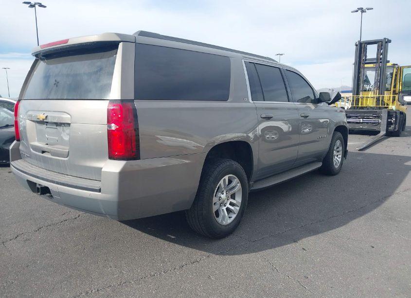 Photo 4 of 2018 Chevrolet Suburban LT (VIN 1GNSCHKCXJR252610)