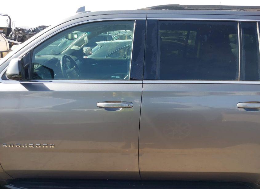 Photo 14 of 2019 Chevrolet Suburban LT (VIN 1GNSCHKCXKR124367)