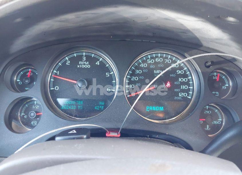 Photo 6 of 2011 Chevrolet Suburban 1500 LT1 (VIN 1GNSCJE00BR122636)