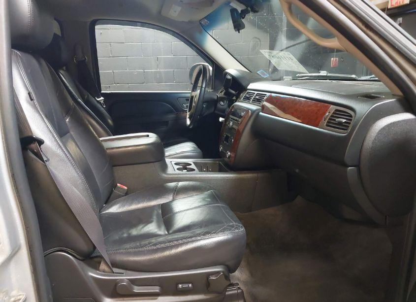 Photo 5 of 2011 Chevrolet Suburban 1500 LT1 (VIN 1GNSCJE00BR215902)