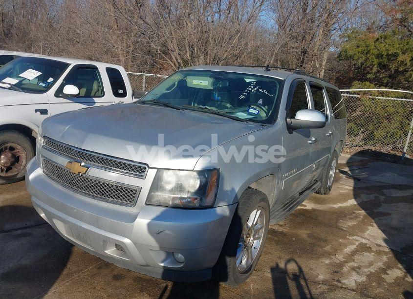 Photo 2 of 2013 Chevrolet Suburban 1500 LT (VIN 1GNSCJE00DR266075)