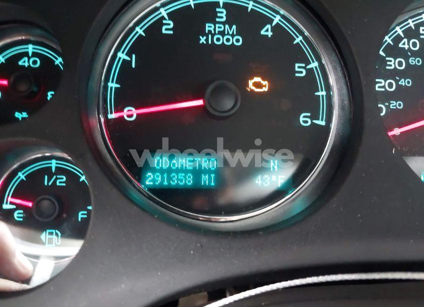 Photo 7 of 2013 Chevrolet Suburban 1500 LT (VIN 1GNSCJE00DR266075)