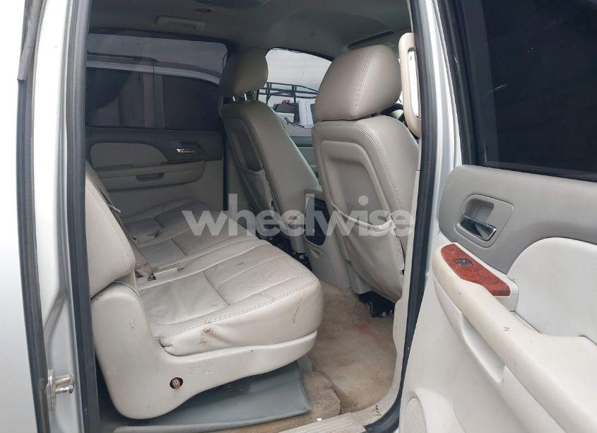 Photo 8 of 2013 Chevrolet Suburban 1500 LT (VIN 1GNSCJE00DR266075)