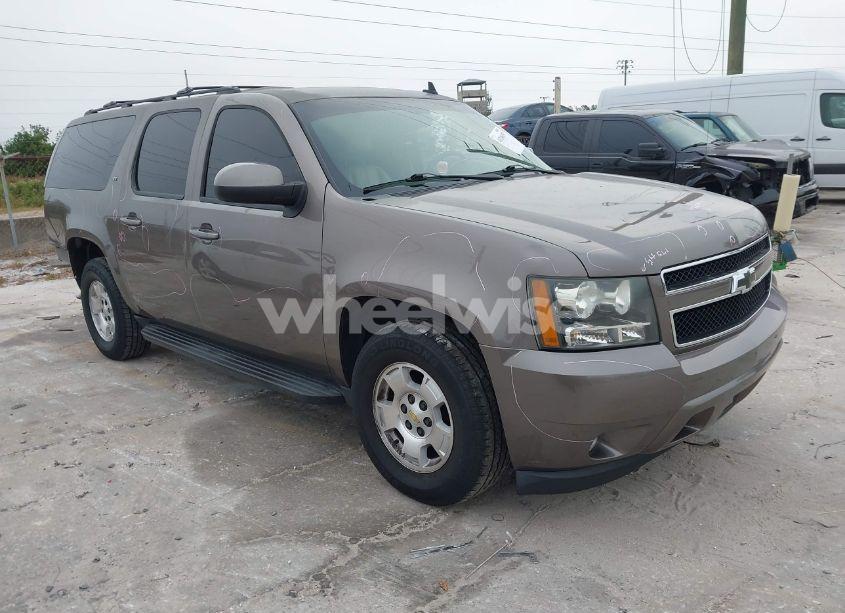 2014 Chevrolet Suburban 1500 LT (VIN 1GNSCJE00ER223552) main photo