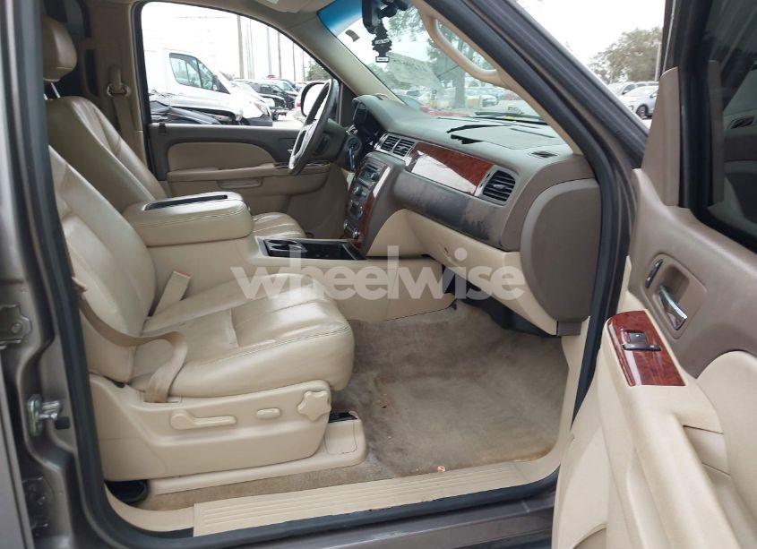 Photo 5 of 2014 Chevrolet Suburban 1500 LT (VIN 1GNSCJE00ER223552)