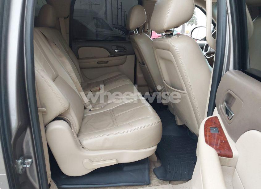 Photo 8 of 2014 Chevrolet Suburban 1500 LT (VIN 1GNSCJE00ER223552)