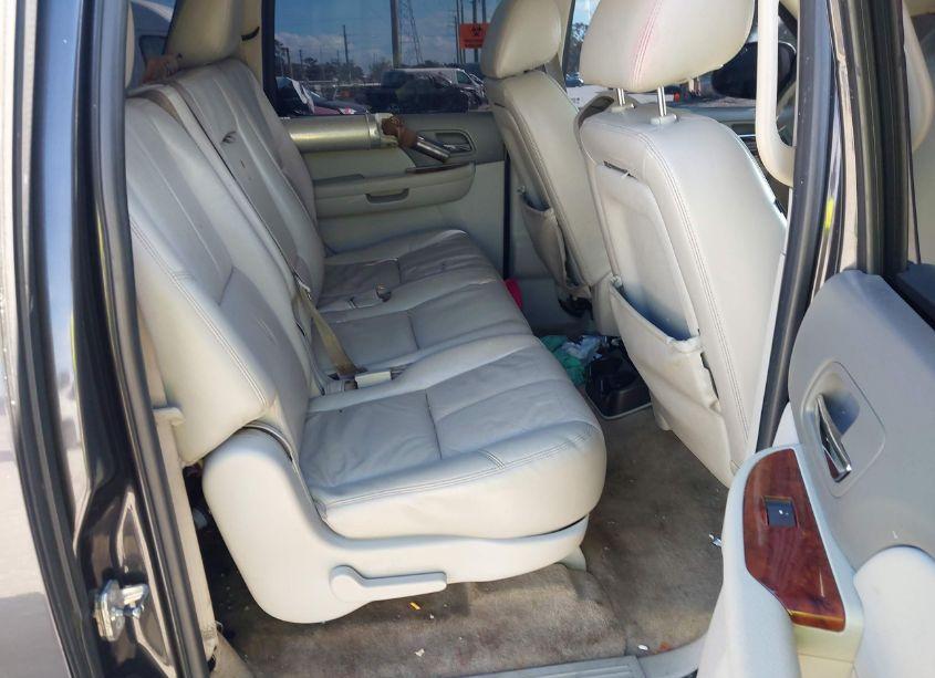 Photo 8 of 2011 Chevrolet Suburban 1500 LT1 (VIN 1GNSCJE01BR253137)