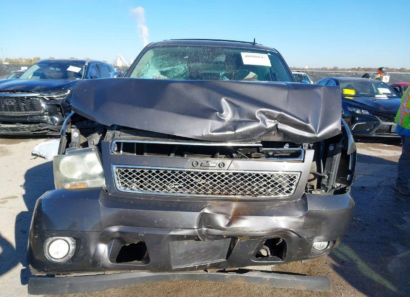 Photo 12 of 2011 Chevrolet Suburban 1500 LT1 (VIN 1GNSCJE01BR299003)