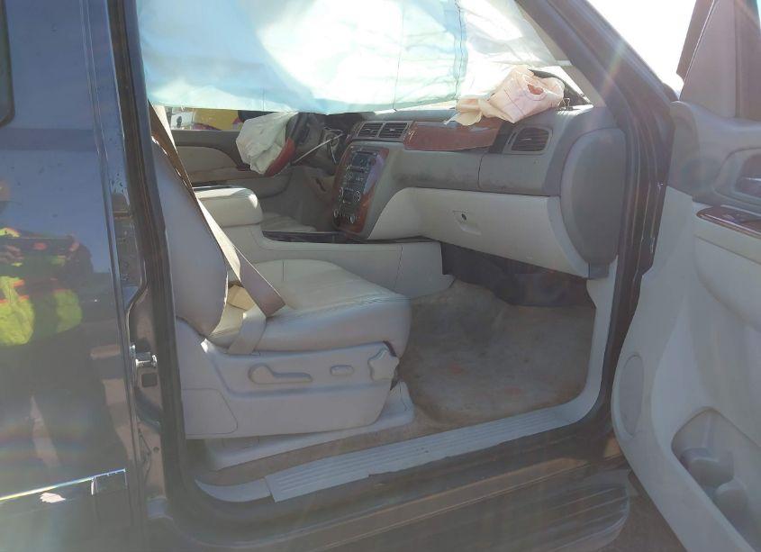 Photo 5 of 2011 Chevrolet Suburban 1500 LT1 (VIN 1GNSCJE01BR299003)