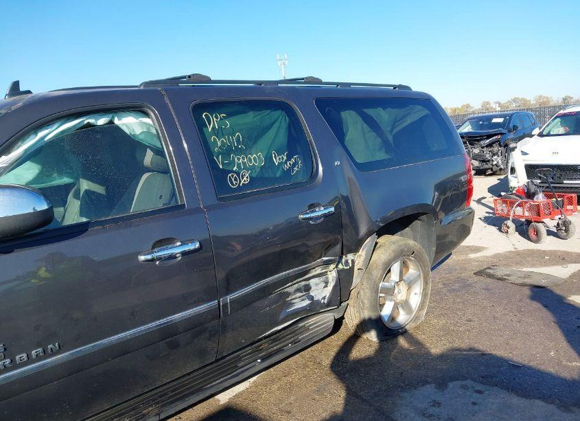 Photo 6 of 2011 Chevrolet Suburban 1500 LT1 (VIN 1GNSCJE01BR299003)
