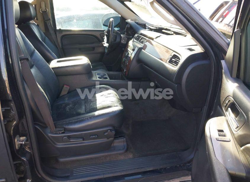 Photo 5 of 2012 Chevrolet Suburban 1500 LT (VIN 1GNSCJE01CR212086)