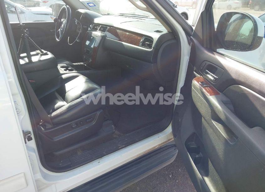 Photo 5 of 2011 Chevrolet Suburban 1500 LT1 (VIN 1GNSCJE02BR160367)