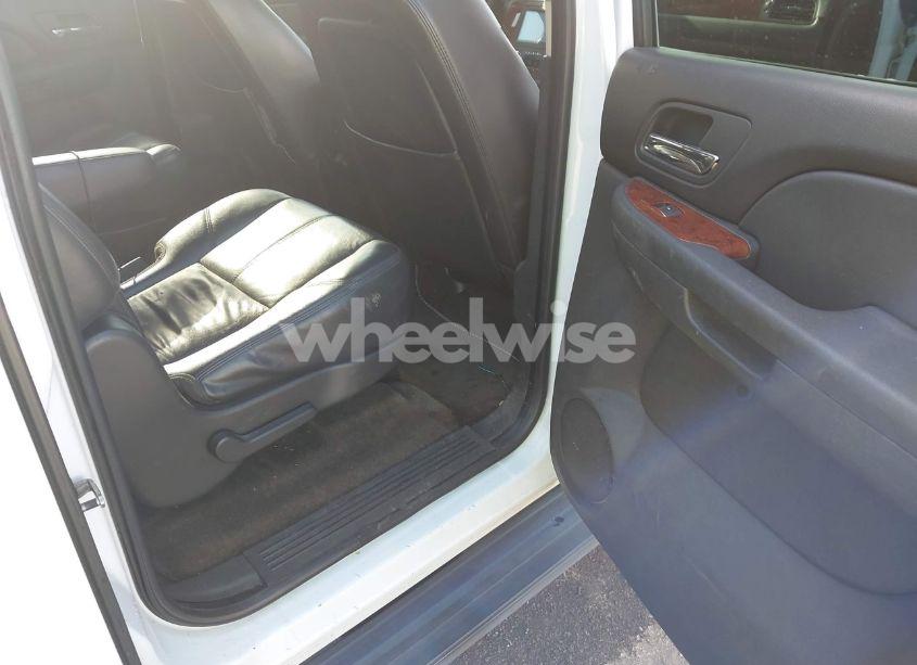 Photo 8 of 2011 Chevrolet Suburban 1500 LT1 (VIN 1GNSCJE02BR160367)