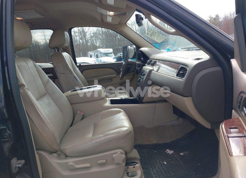 Photo 5 of 2012 Chevrolet Suburban 1500 LT (VIN 1GNSCJE02CR109193)