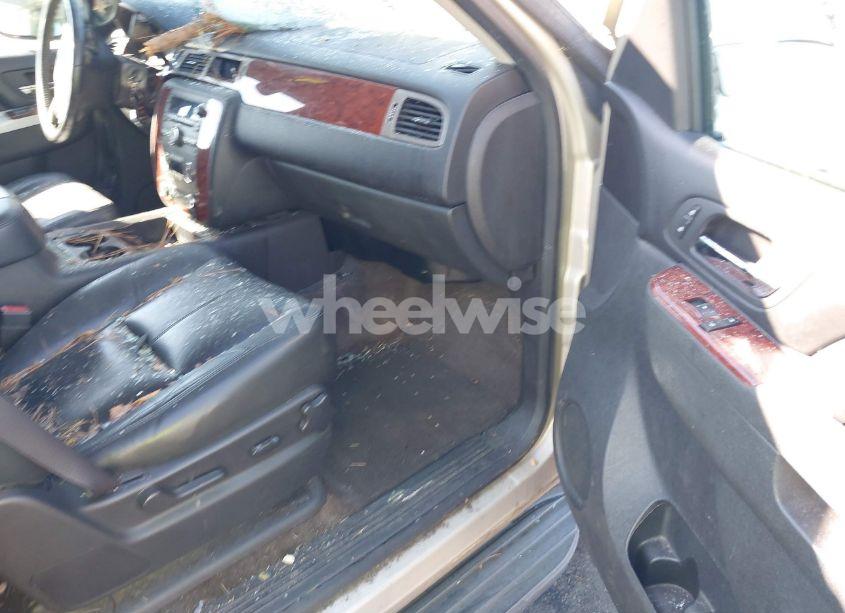 Photo 5 of 2013 Chevrolet Suburban 1500 LT (VIN 1GNSCJE02DR356229)