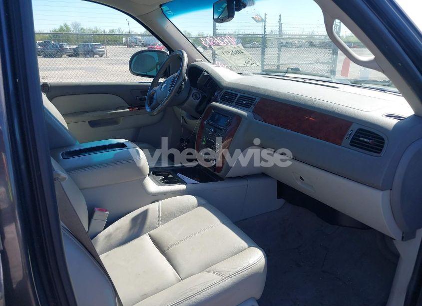 Photo 5 of 2011 Chevrolet Suburban 1500 LT1 (VIN 1GNSCJE03BR255374)