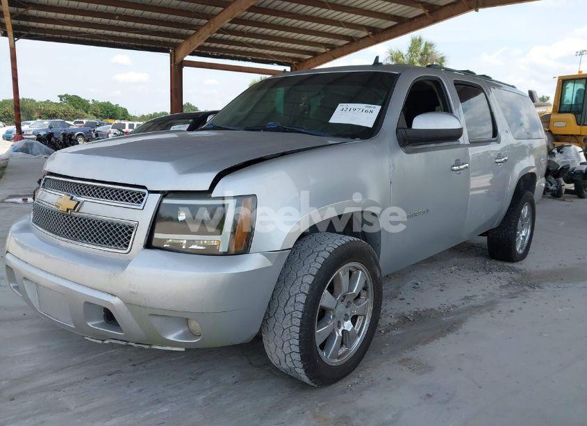 Photo 2 of 2013 Chevrolet Suburban 1500 LT (VIN 1GNSCJE03DR105672)