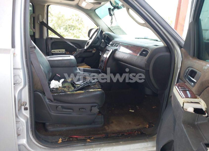 Photo 5 of 2013 Chevrolet Suburban 1500 LT (VIN 1GNSCJE03DR105672)