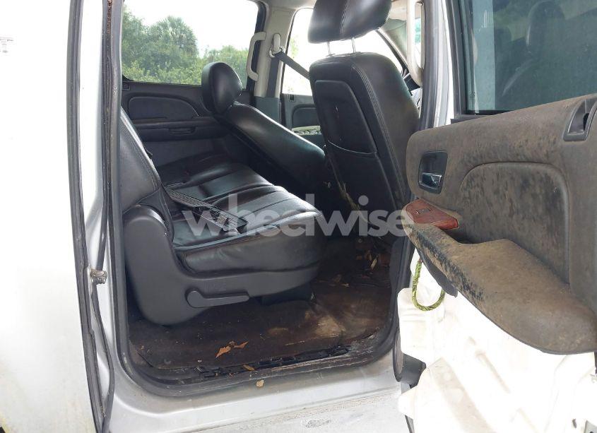 Photo 8 of 2013 Chevrolet Suburban 1500 LT (VIN 1GNSCJE03DR105672)