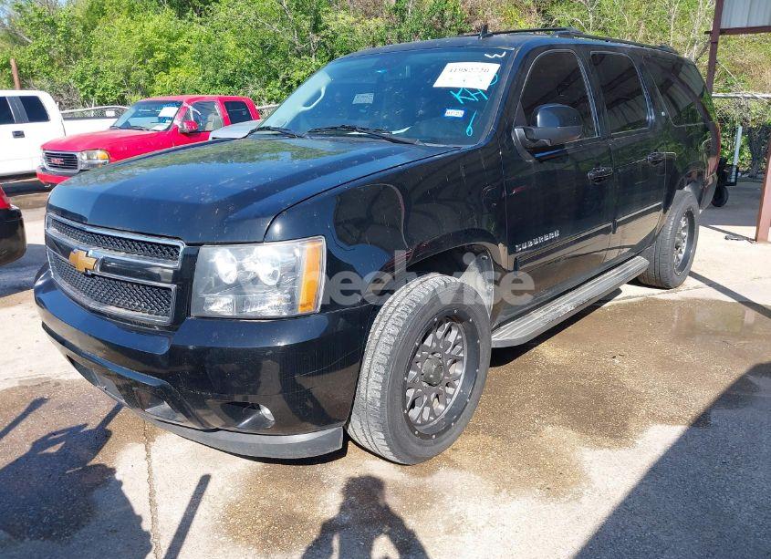 Photo 2 of 2014 Chevrolet Suburban 1500 LT (VIN 1GNSCJE03ER203943)