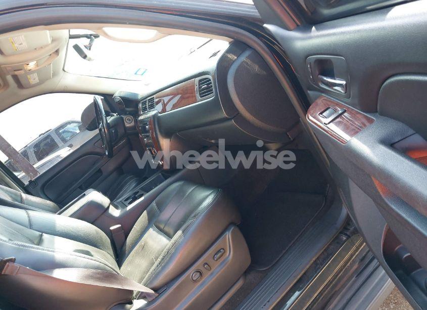 Photo 5 of 2014 Chevrolet Suburban 1500 LT (VIN 1GNSCJE03ER203943)