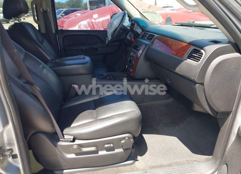 Photo 5 of 2012 Chevrolet Suburban 1500 LT (VIN 1GNSCJE04CR230288)