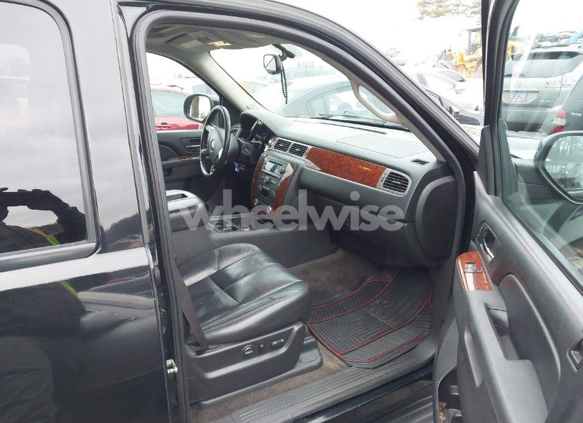 Photo 5 of 2012 Chevrolet Suburban 1500 LT (VIN 1GNSCJE04CR261802)