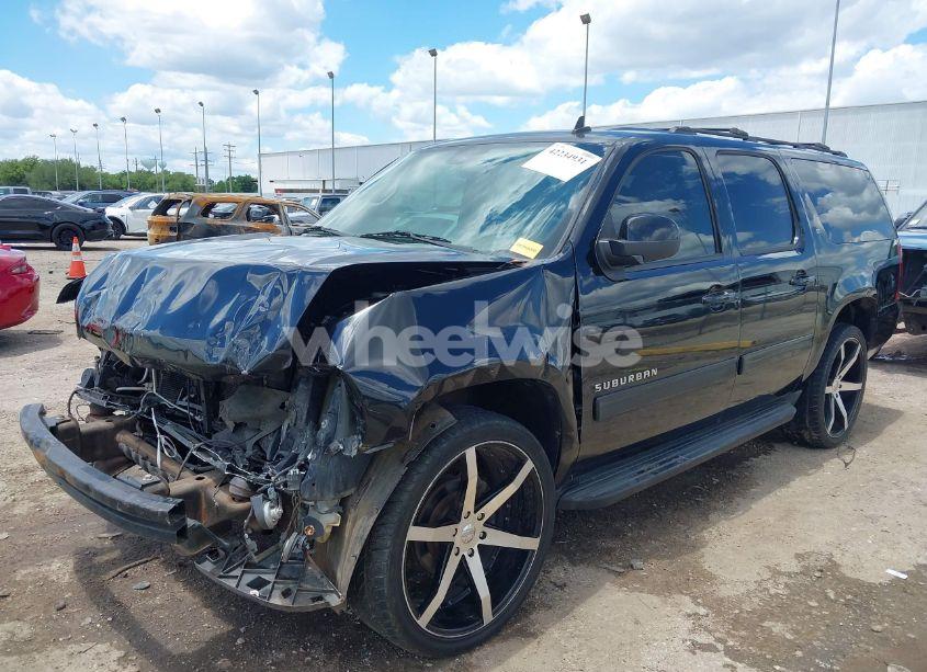 Photo 2 of 2013 Chevrolet Suburban 1500 LT (VIN 1GNSCJE04DR146389)