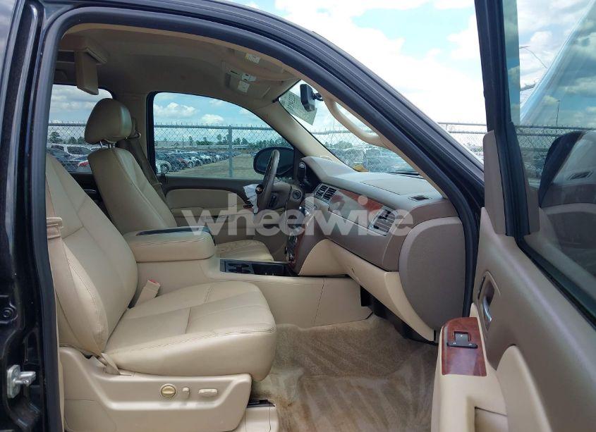 Photo 5 of 2013 Chevrolet Suburban 1500 LT (VIN 1GNSCJE04DR146389)