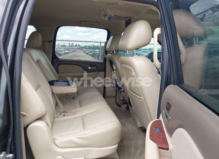 Photo 8 of 2013 Chevrolet Suburban 1500 LT (VIN 1GNSCJE04DR146389)