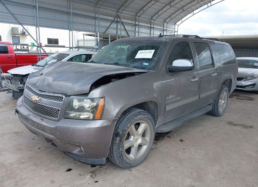 Photo 2 of 2013 Chevrolet Suburban 1500 LT (VIN 1GNSCJE04DR153083)