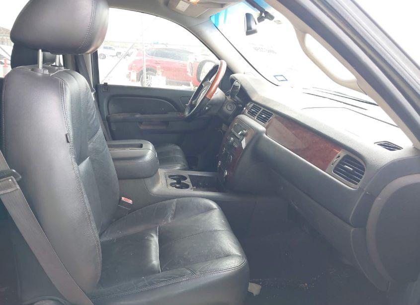 Photo 5 of 2013 Chevrolet Suburban 1500 LT (VIN 1GNSCJE04DR153083)