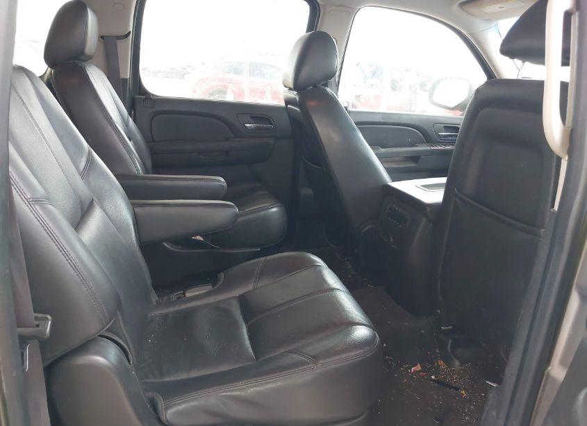 Photo 8 of 2013 Chevrolet Suburban 1500 LT (VIN 1GNSCJE04DR153083)