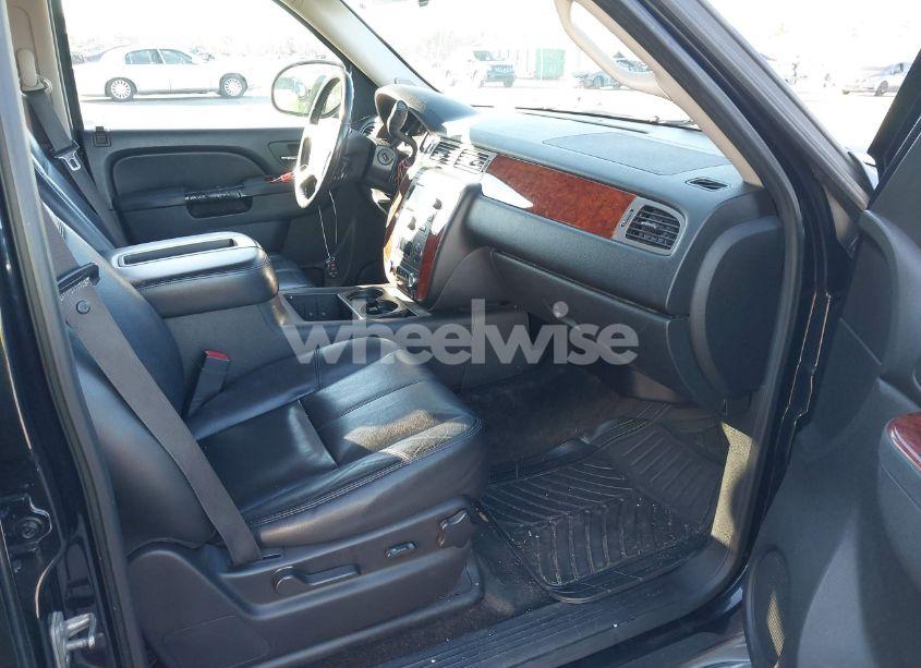 Photo 5 of 2012 Chevrolet Suburban 1500 LT (VIN 1GNSCJE05CR255765)