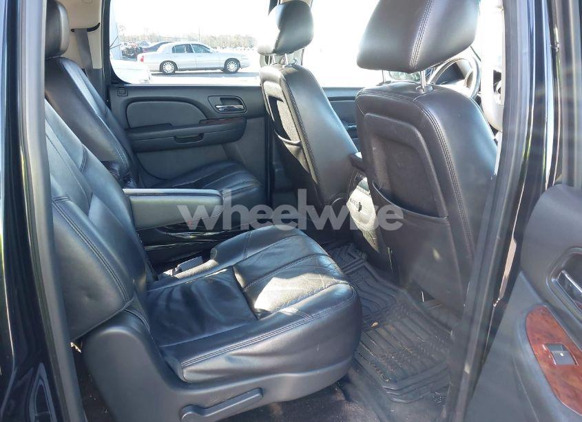 Photo 8 of 2012 Chevrolet Suburban 1500 LT (VIN 1GNSCJE05CR255765)