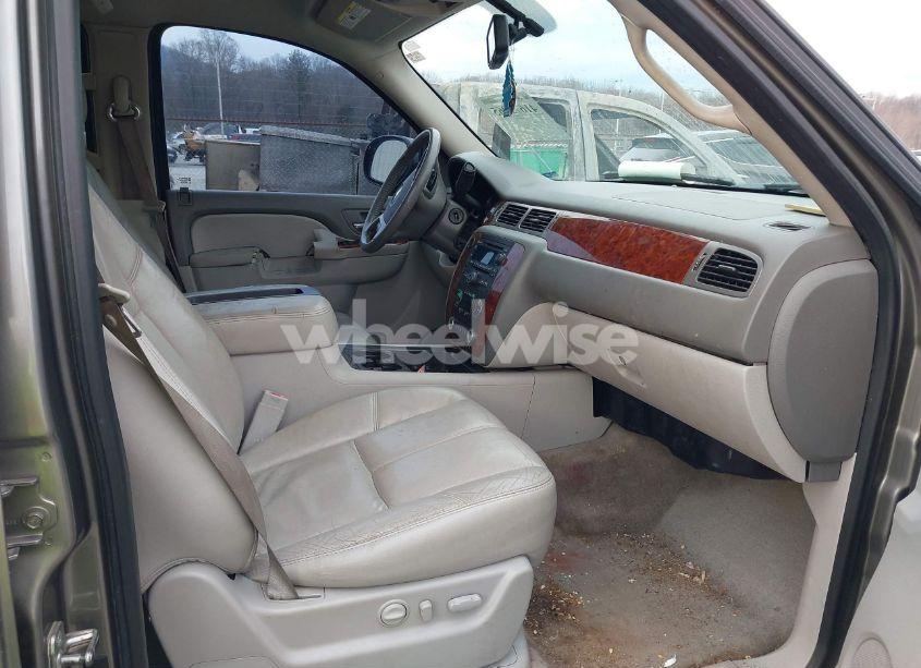 Photo 5 of 2012 Chevrolet Suburban 1500 LT (VIN 1GNSCJE05CR277815)