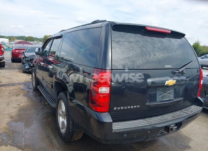 Photo 3 of 2013 Chevrolet Suburban 1500 LT (VIN 1GNSCJE05DR120061)