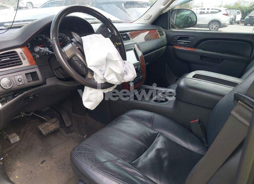 Photo 5 of 2013 Chevrolet Suburban 1500 LT (VIN 1GNSCJE05DR120061)