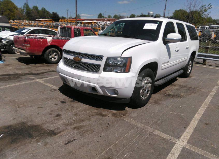 Photo 2 of 2014 Chevrolet Suburban 1500 LT (VIN 1GNSCJE05ER117663)