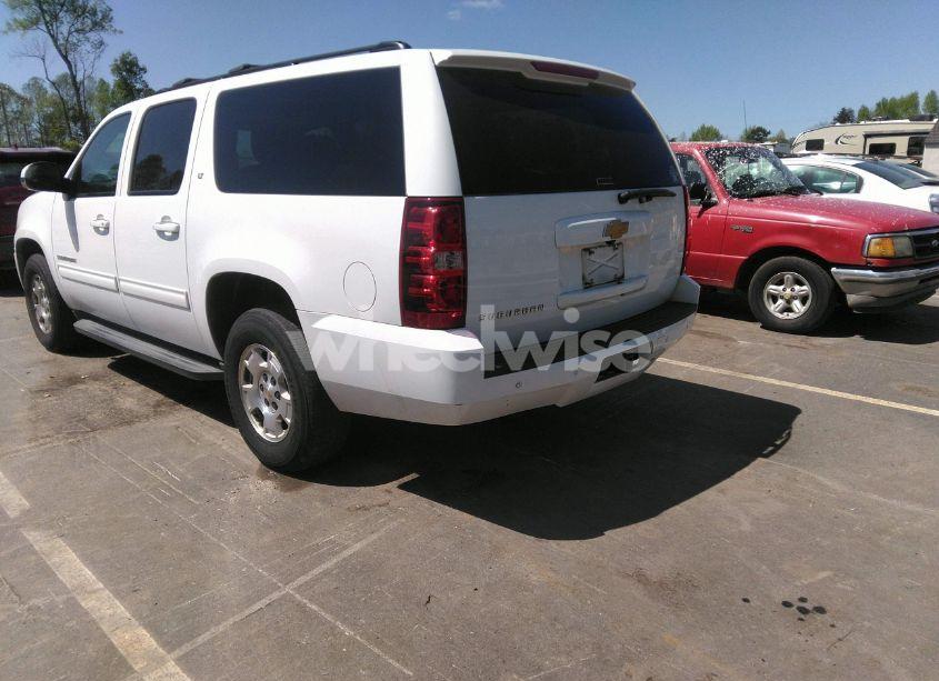 Photo 3 of 2014 Chevrolet Suburban 1500 LT (VIN 1GNSCJE05ER117663)