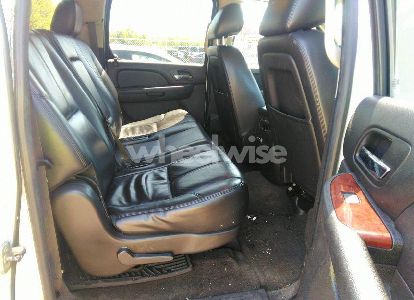 Photo 8 of 2014 Chevrolet Suburban 1500 LT (VIN 1GNSCJE05ER117663)