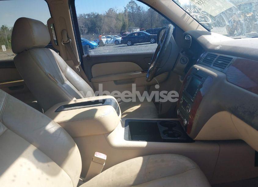 Photo 5 of 2011 Chevrolet Suburban 1500 LT1 (VIN 1GNSCJE06BR402433)