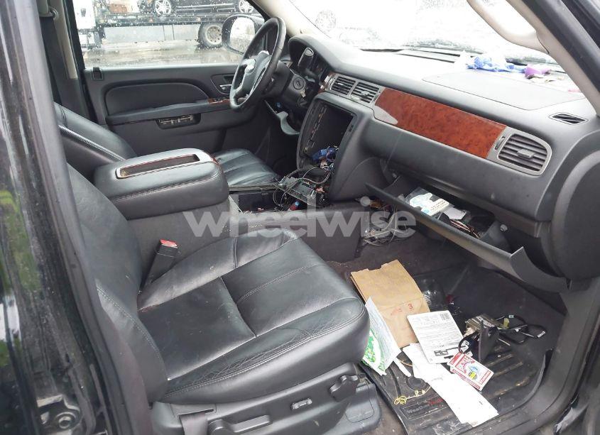 Photo 5 of 2012 Chevrolet Suburban 1500 LT (VIN 1GNSCJE06CR222550)