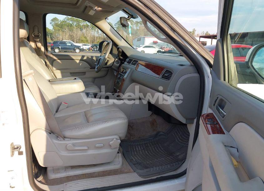 Photo 5 of 2012 Chevrolet Suburban 1500 LT (VIN 1GNSCJE06CR226677)