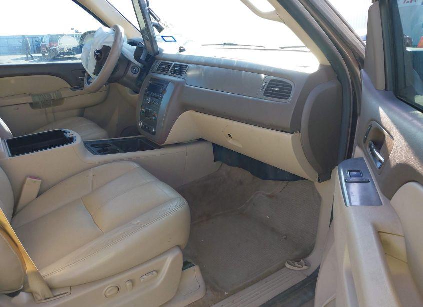 Photo 5 of 2012 Chevrolet Suburban 1500 LT (VIN 1GNSCJE06CR303158)