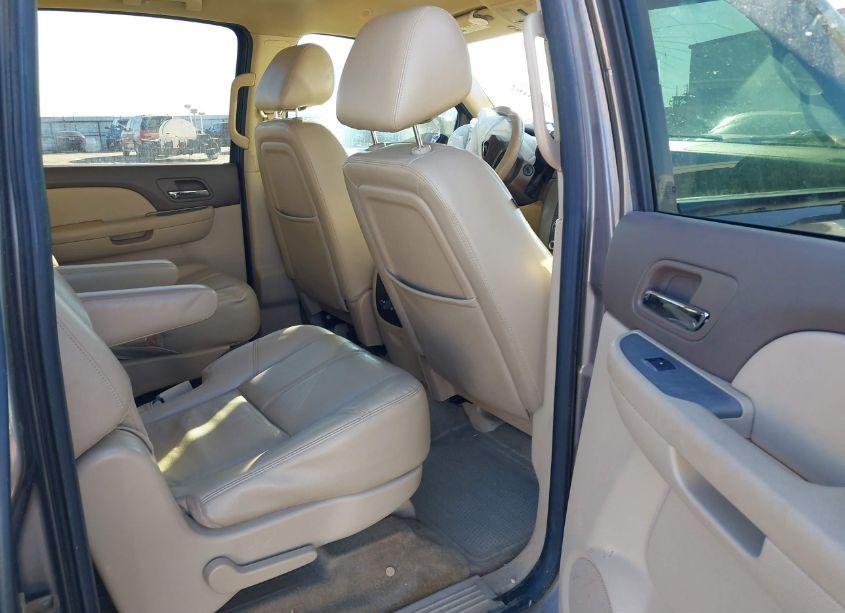 Photo 8 of 2012 Chevrolet Suburban 1500 LT (VIN 1GNSCJE06CR303158)