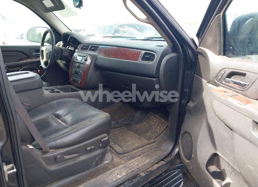 Photo 5 of 2013 Chevrolet Suburban 1500 LT (VIN 1GNSCJE06DR141176)