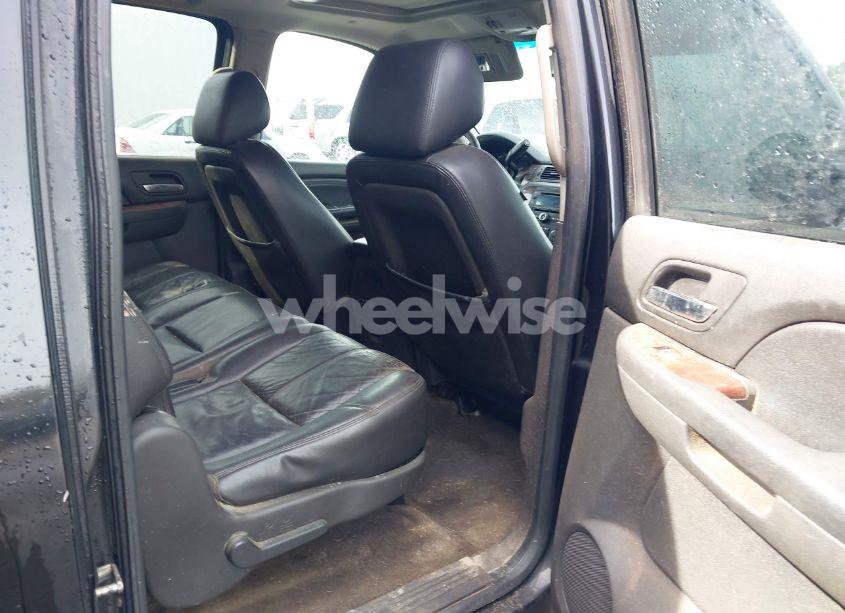 Photo 8 of 2013 Chevrolet Suburban 1500 LT (VIN 1GNSCJE06DR141176)